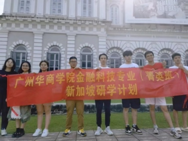 建筑前的广场上有许多人中度可信度描述已自动生成