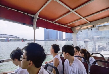 人们在看台上的人群中度可信度描述已自动生成