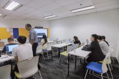 图片包含 室内, 天花板, 人, 桌子描述已自动生成